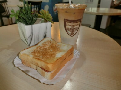 ホットサンドとアイスカフェラテ