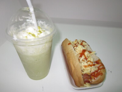 カフェラの抹茶フラッペチーノとチーズホットドッグ
